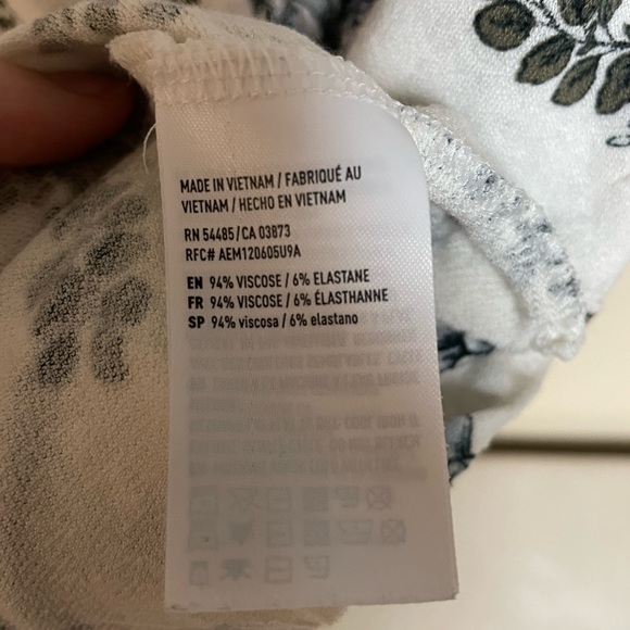 American Eagle tank top with a floral design. Size small - Picture 5 of 5